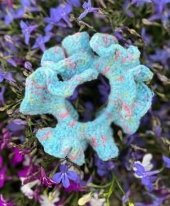 Scrunchie-hellblau-rosa gemustert 