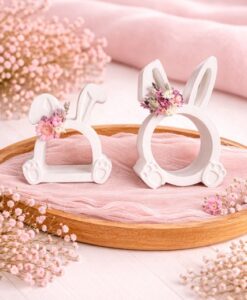 Gipshasen 2er Set – handgegossen & liebevoll dekoriert mit Trockenblumen