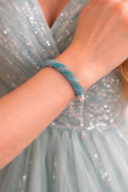 boho-perlenarmband-gehaekelt-tuerkis-silber